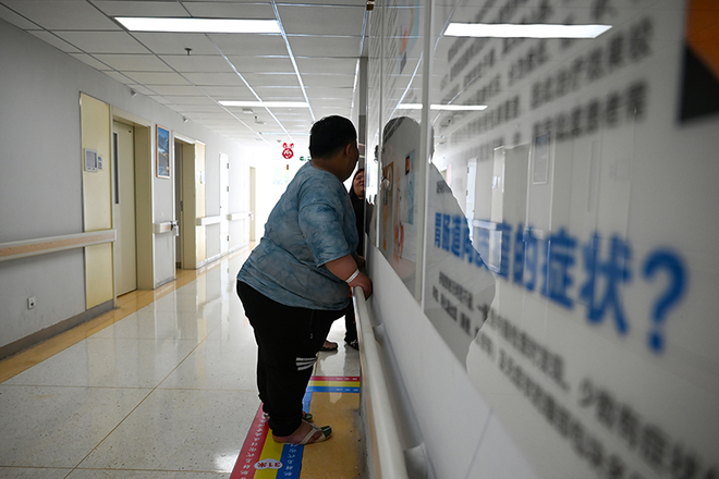 成都市第三人民医院肥胖与代谢性疾病中心,两名减肥者在走廊休息。