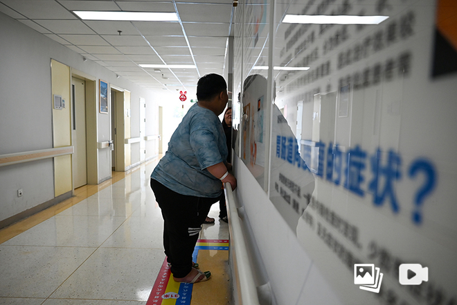 成都市第三人民医院肥胖与代谢性疾病中心,两名减肥者在走廊休息。